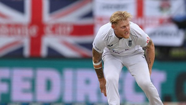 ben-stokes-limps-off-injured-mid-over-on-day-three-of-hamilton-test.Click to read full article.