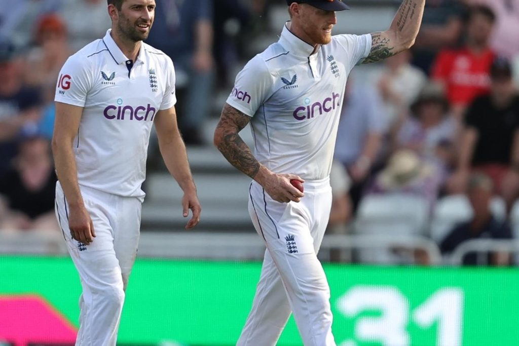 Mark Wood limps off mid-over after stretching hamstring