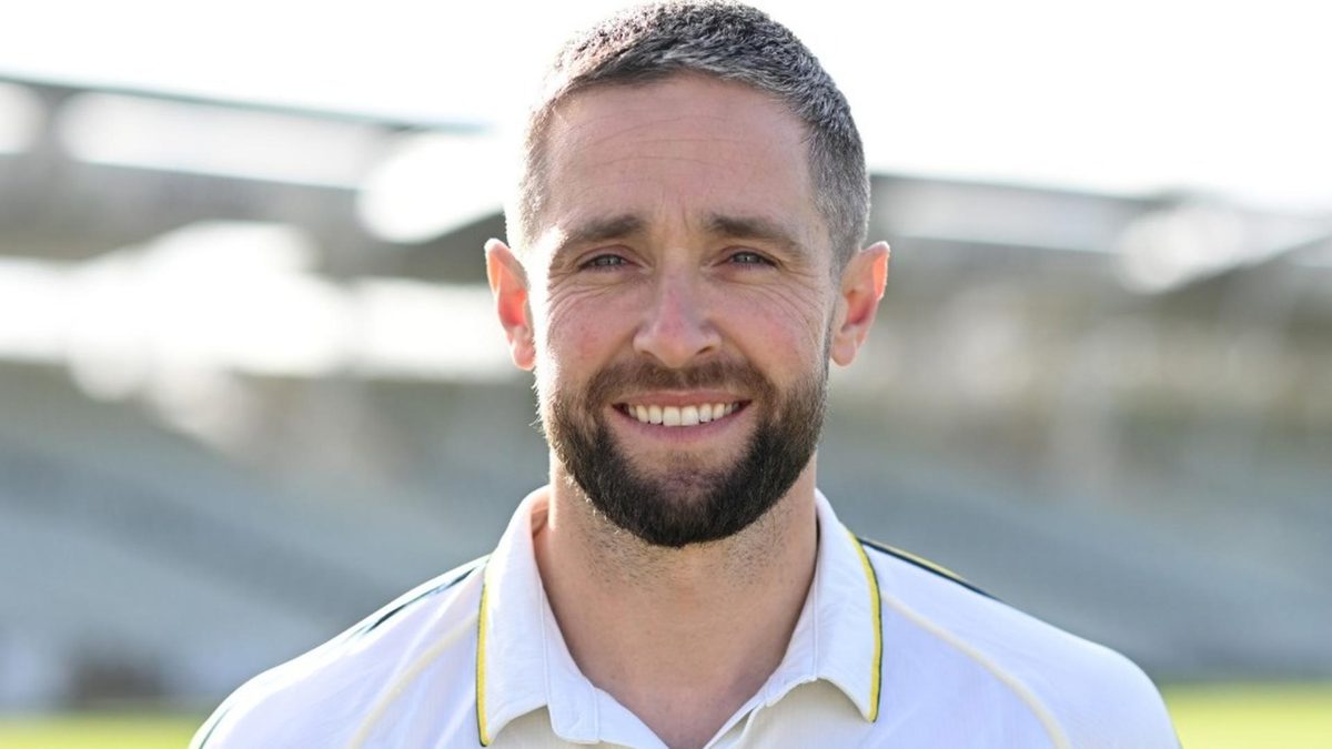 England all-rounder Chris Woakes picked up 3-34 in 16 overs against Worcestershire, his first professional game in over four months.