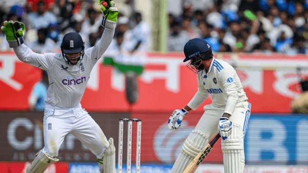 commentators-lavish-praise-on-ben-foakes-for-catch-standing-up-to-stumps-off-thick-edge.Click to read full article.