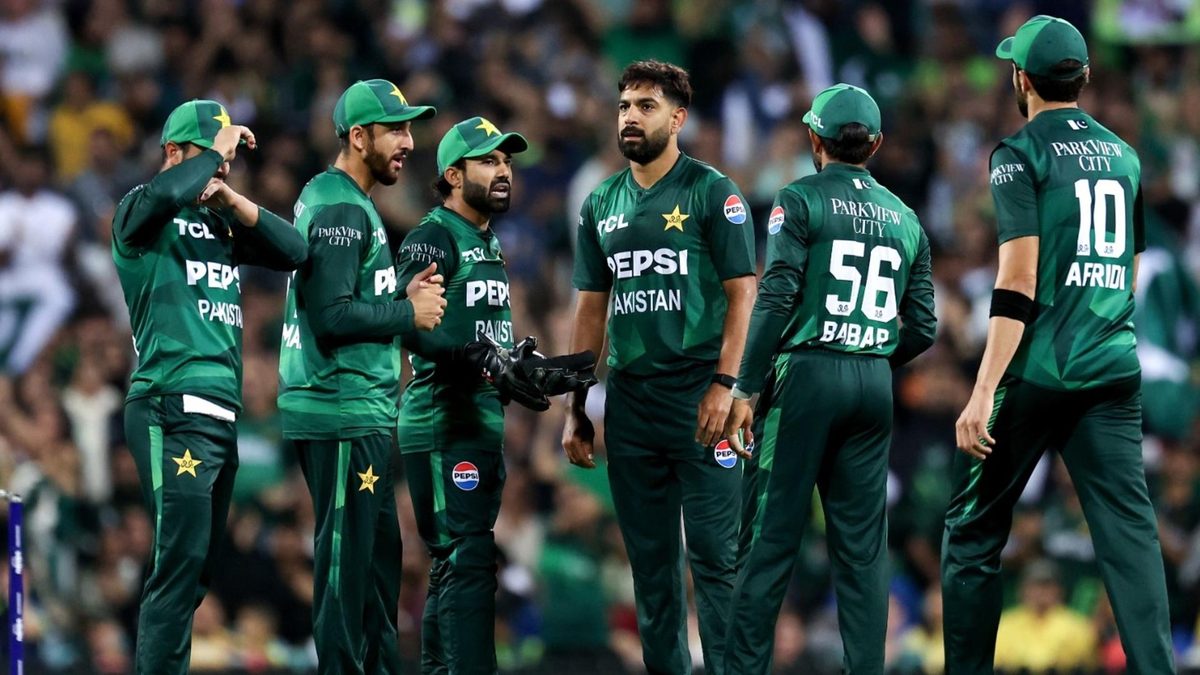 Pakistan team congratulate Haris Rauf on taking a wicket