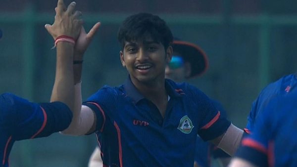 vidarbha-bizarrely-promote-fast-bowler-to-no3-in-first-over-of-ranji-trophy-final.Click to read full article.