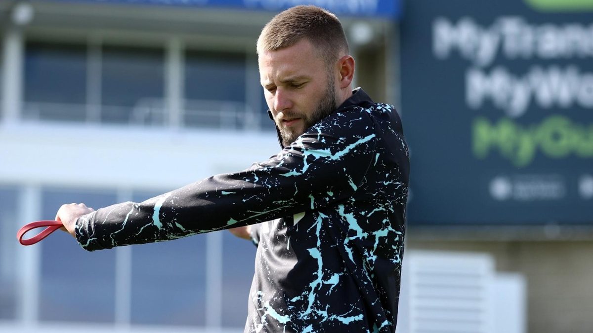 Gus Atkinson warms up for Surrey before match