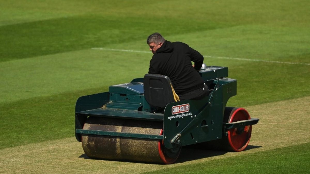 England need 35 runs to claim the Anderson-Tendulkar Trophy 3-1, while India need another four wickets. Ahead of the last day, there’s been talk about the batting team likely opting for a heavy roller ahead of the day’s play, but what exactly does it do?
