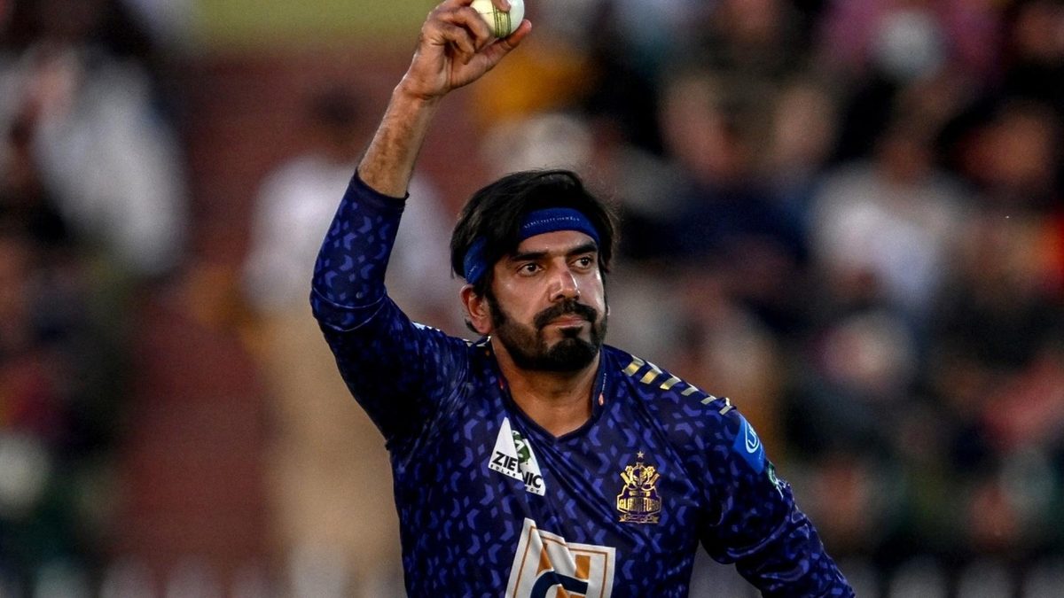 Usman Tariq playing in the 2025 PSL