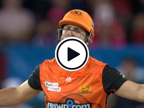 watch-mitchell-marsh-gives-the-umpire-a-spray-after-erroneous-caught-behind-decision.Click to read full article.