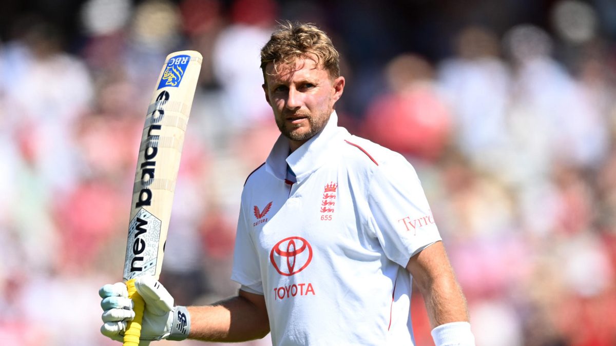 Joe Root of England salutes the crowd as he leaves the field during a day two of 3rd Rothesay Test Match between England and India at Lord's Cricket Ground on July 11, 2025 in London, England