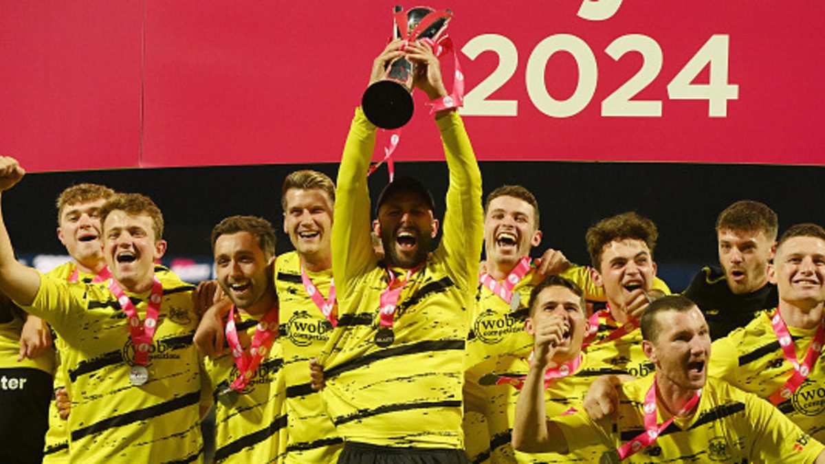 Jack Taylor of Gloucestershire lifts the trophy after the T20 Vitality Blast Final between Somerset and Gloucestershire at Edgbaston on September 14, 2024 in Birmingham, England