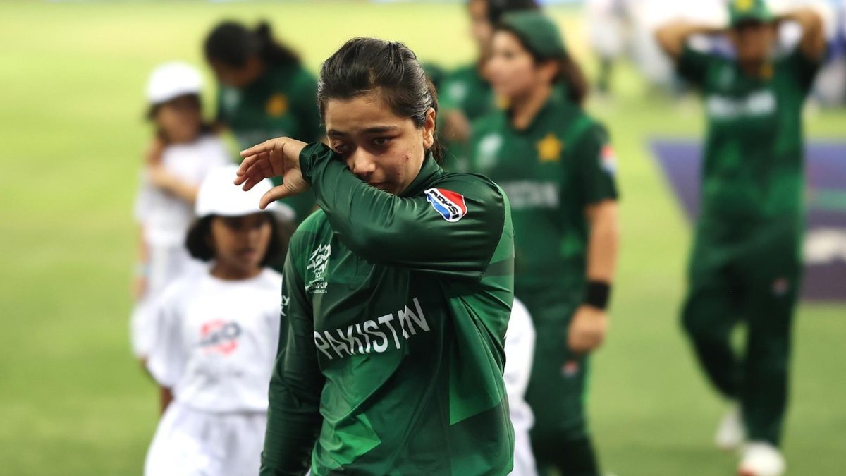 Fatima Sana reacts following national anthem in crucial T20 World Cup game following father's death