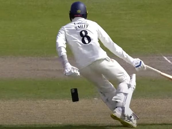 county-batters-mobile-phone-falls-out-of-pocket-mid-run-what-do-the-laws-say.Click to read full article.