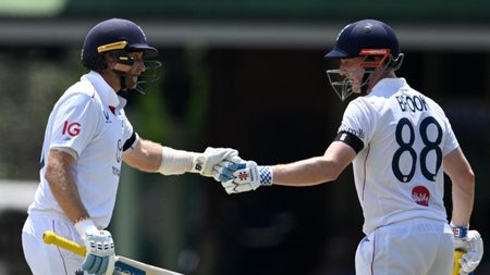 england-players-are-wearing-black-armbands-hugh-morris-sydney-ashes-test.Click to read full article.