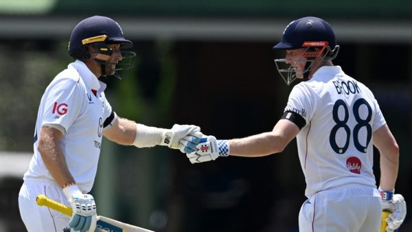 england-players-are-wearing-black-armbands-hugh-morris-sydney-ashes-test.Click to read full article.