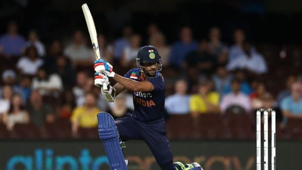 india-should-not-count-shikhar-dhawan-out-of-their-t20-world-cup-plans-just-yet.Click to read full article.