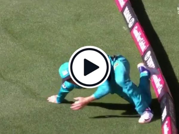 watch-labuschagnes-balancing-act-near-the-ropes.Click to read full article.