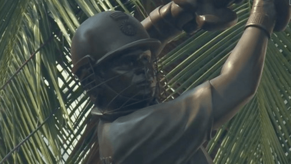 sachin-tendulkar-or-steve-smith-newly-unveiled-trophy-in-wankhede-stadium-confuses-fans.Click to read full article.