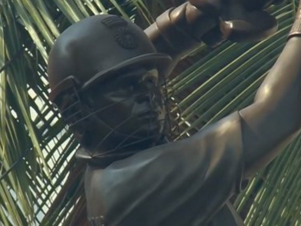 sachin-tendulkar-or-steve-smith-newly-unveiled-trophy-in-wankhede-stadium-confuses-fans.Click to read full article.