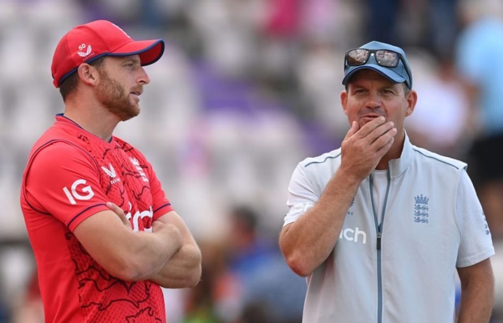 Which England players are on the plane to the 2022 T20 World Cup?
