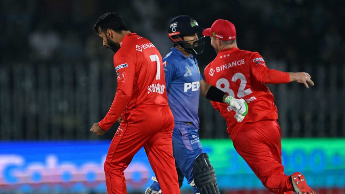 Islamabad United' s Shadab Khan(L) celebrates the wicket of Multan Sultans' Mohammad Rizwan (C) during the Pakistan Super League (PSL) Twenty20 cricket match between Islamabad United and Multan Sultans at the Rawalpindi Cricket Stadium in Rawalpindi on April 16, 2025