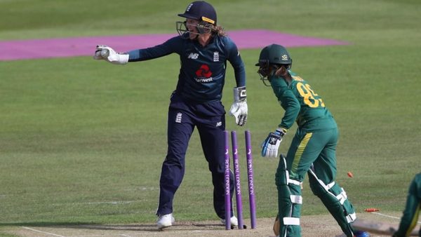 sarah-taylor-stumping.Click to read full article.