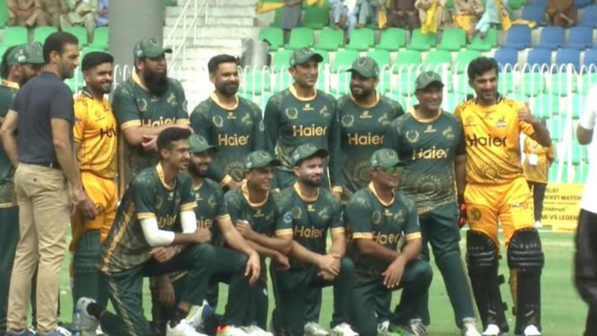 Peshawar Zalmi and Legends XI pose for a picture