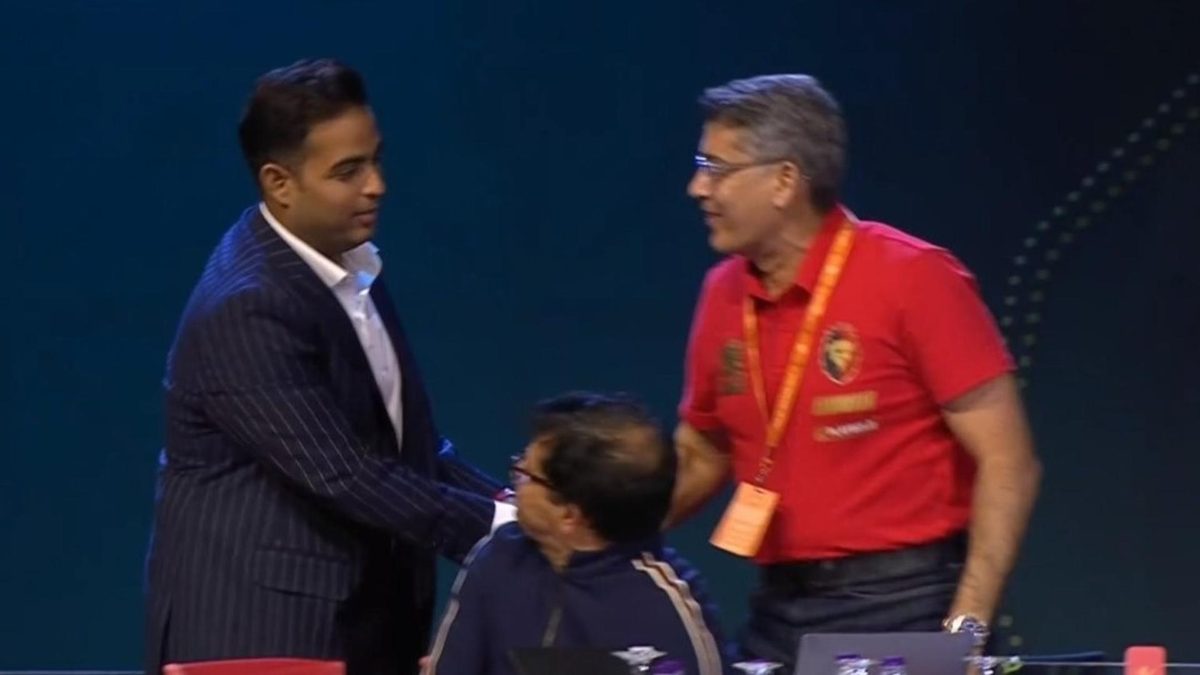 MI owner shakes hand