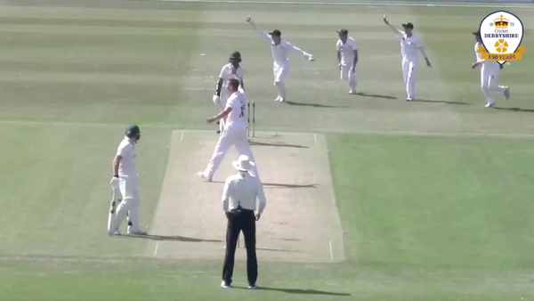 watch-derbyshire-keeper-effects-bizarre-stumping.Click to read full article.