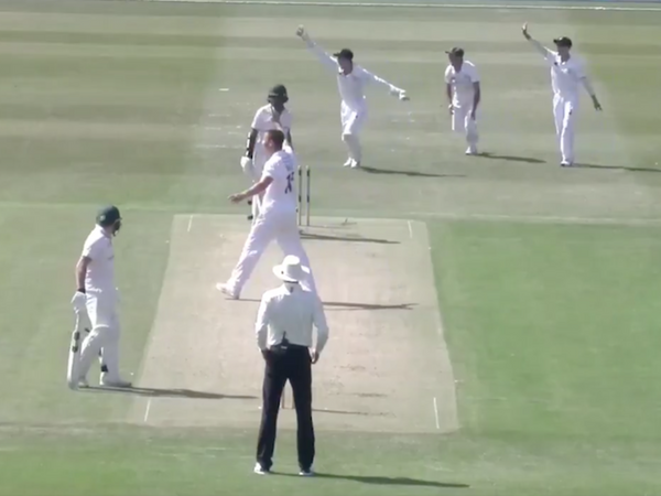 watch-derbyshire-keeper-effects-bizarre-stumping.Click to read full article.