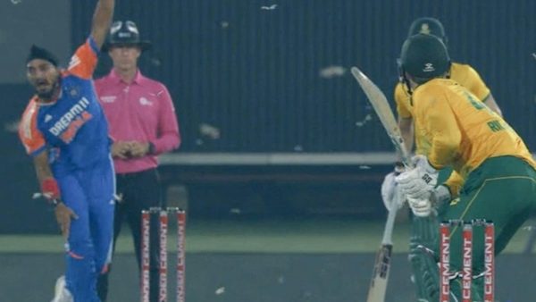 india-south-africa-3rd-t20i-flying-ants-stop-play.Click to read full article.