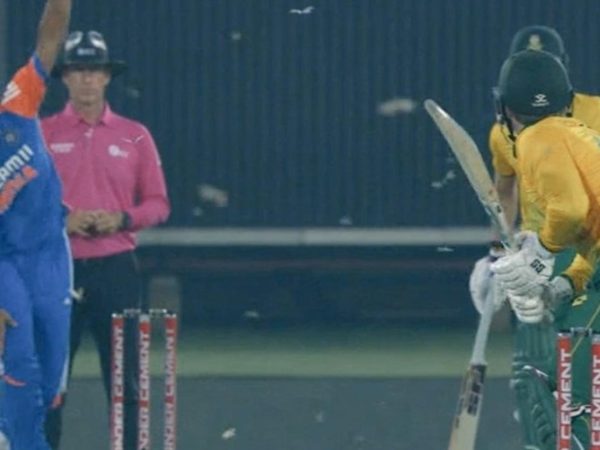 india-south-africa-3rd-t20i-flying-ants-stop-play.Click to read full article.