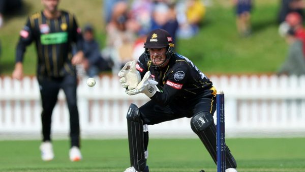 new-zealand-test-wicketkeeper-tom-blundell-turns-to-off-spin-to-dismiss-t20-star-list-a-game.Click to read full article.