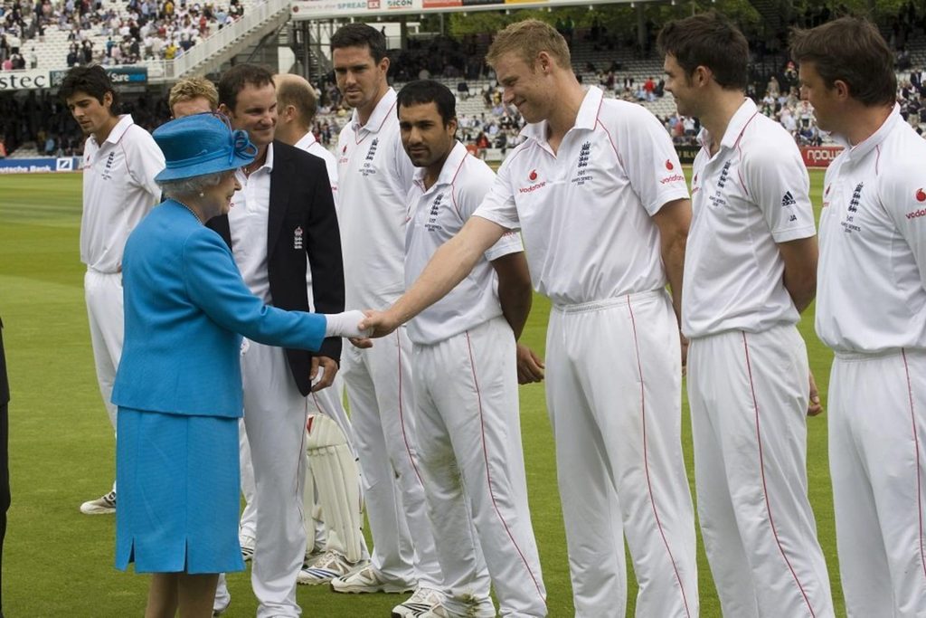 Mankad, autographs, and committee rooms: Queen Elizabeth II and cricket – The Almanack