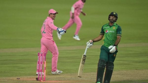 a-clever-piece-of-cricket-bavuma-appears-to-confirm-de-kock-broke-fake-fielding-law.Click to read full article.