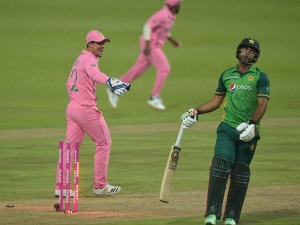 a-clever-piece-of-cricket-bavuma-appears-to-confirm-de-kock-broke-fake-fielding-law.Click to read full article.