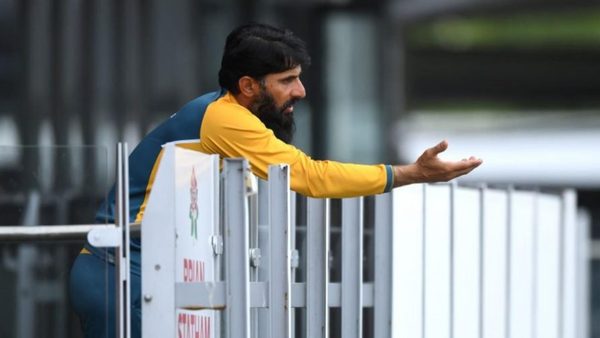 misbah-ul-haq-criticises-pakistan-cricket-board-pcb-mickey-arthur.Click to read full article.
