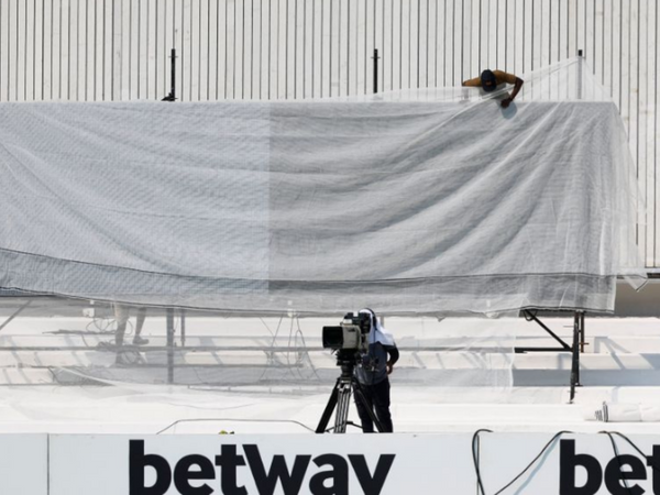 if-anyone-has-spare-sheets-send-them-to-kingsmead-farcical-sight-screen-issue-delays-south-africa-bangladesh-test-by-more-than-half-an-hour.Click to read full article.