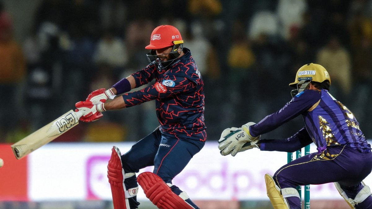 Islamabad United's captain Imad Wasim (L) plays a shot as Quetta Gladiators' wicketkeeper Sarfaraz Ahmed during the Pakistan Super League (PSL) Twenty20 cricket match between Islamabad United and Quetta Gladiators at the Gaddafi Cricket Stadium in Lahore on February 22, 2024