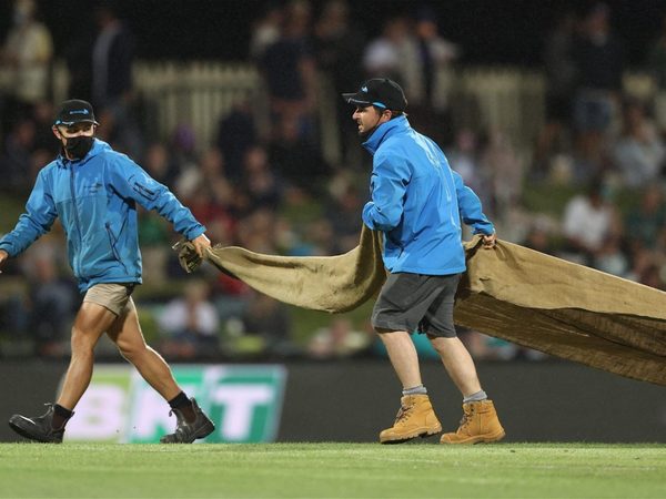 bringing-the-game-into-disrepute-pundits-angry-at-ashes-delay-for-rain-you-can-hardly-feel.Click to read full article.