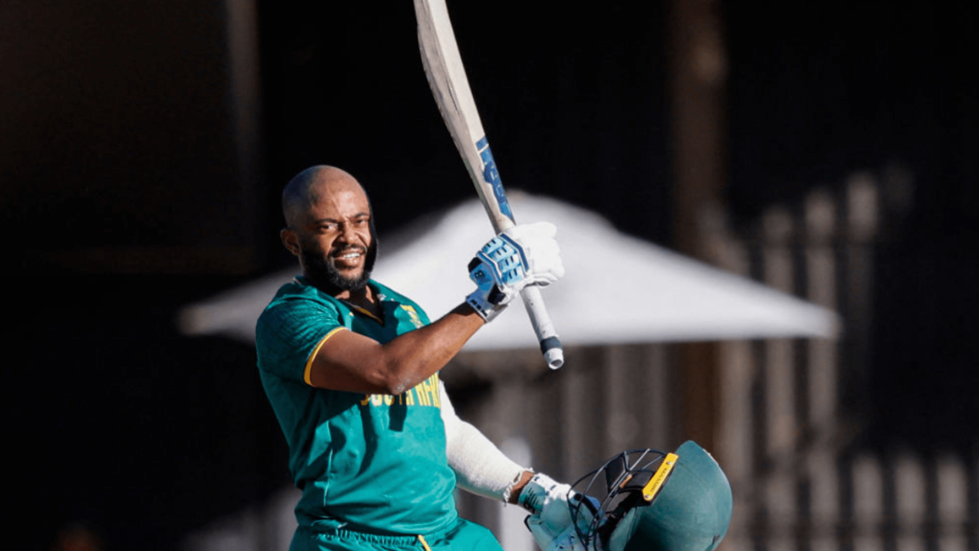 SA v AUS: Temba Bavuma carries his bat in incredible solo hundred ...