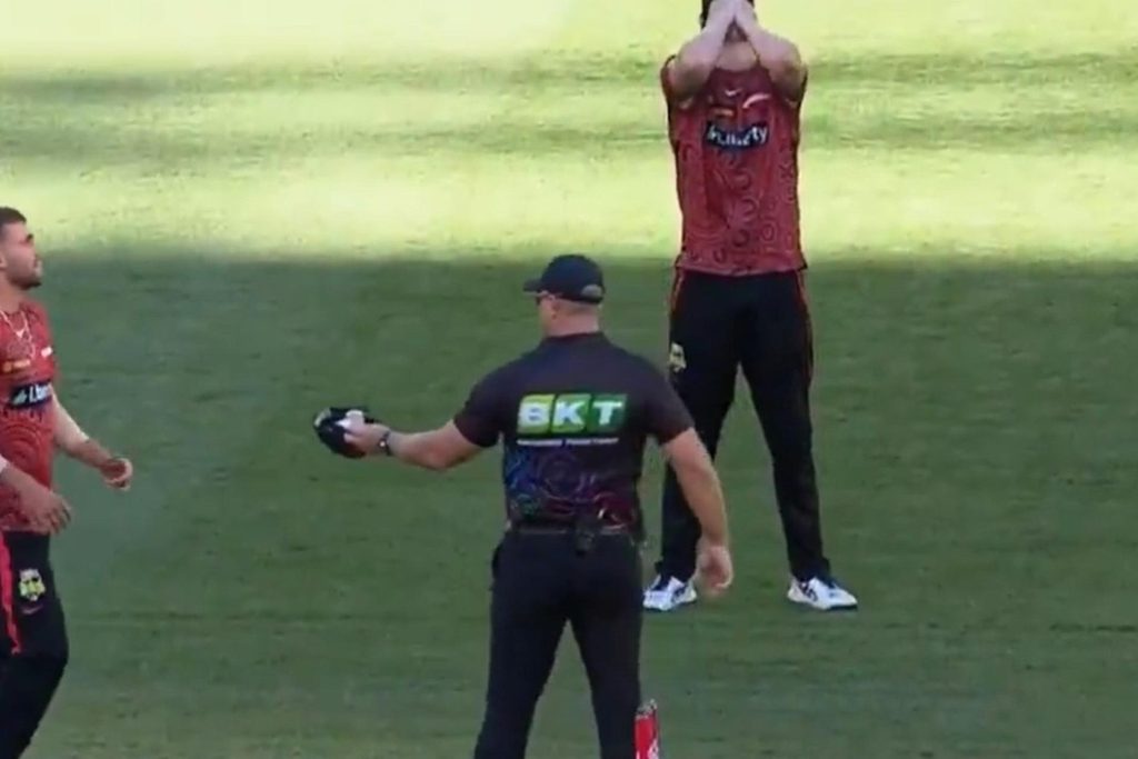 Two bowlers suspended from bowling in bizarre sequence in Big Bash League game