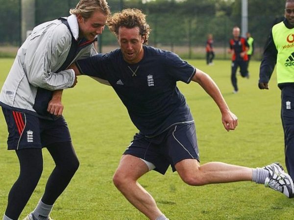 sidebottom-football-convinced-ryan-arnie-cricket.Click to read full article.