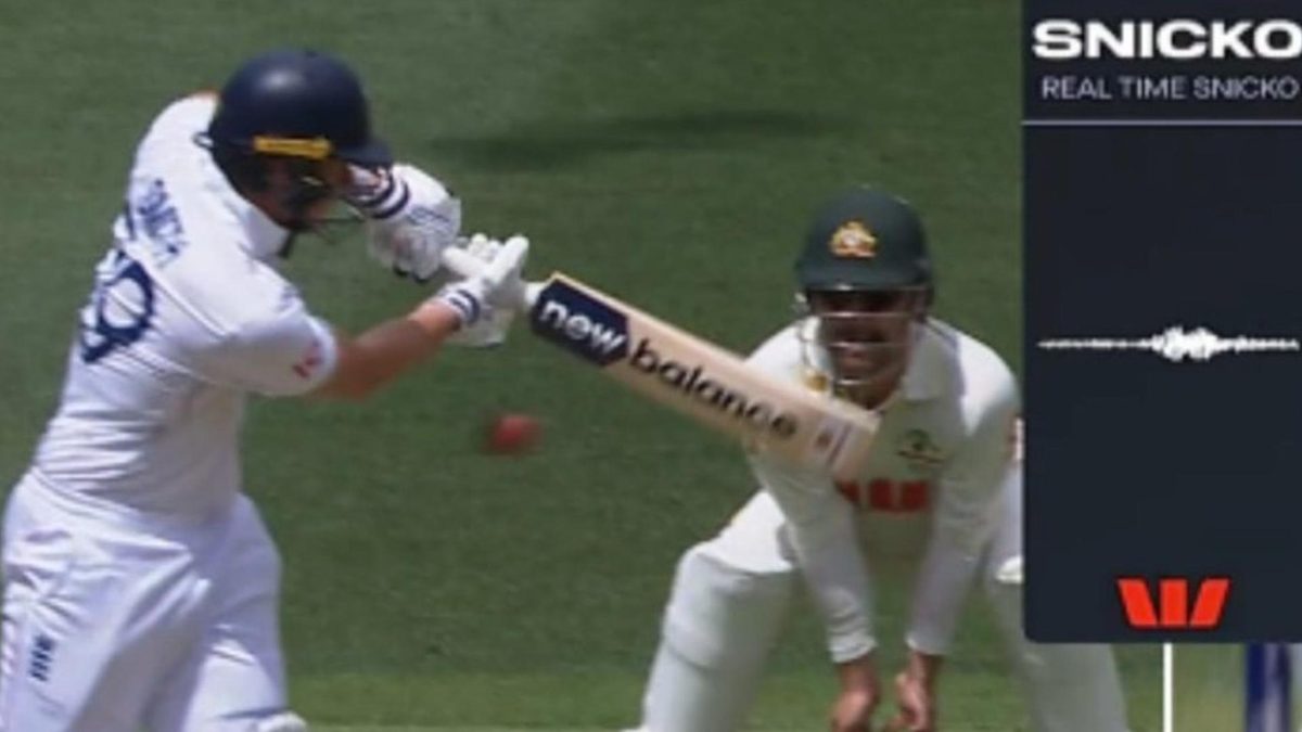 The Snicko technology indicating Jamie Smith had hit the ball in the first Ashes Test at Perth