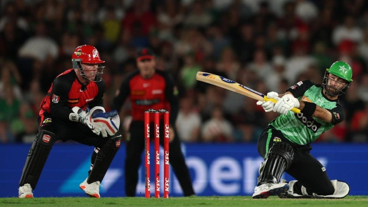 Australian star Glenn Maxwell lit up the Big Bash League on Sunday, smashing 90 off 52 balls including an incredible 79 out of 81 runs in a BBL-record eight wicket partnership with Usama Mir.