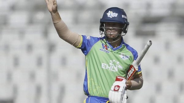 david-warner-hits-chris-gayle-644-batting-right-handed-bpl.Click to read full article.