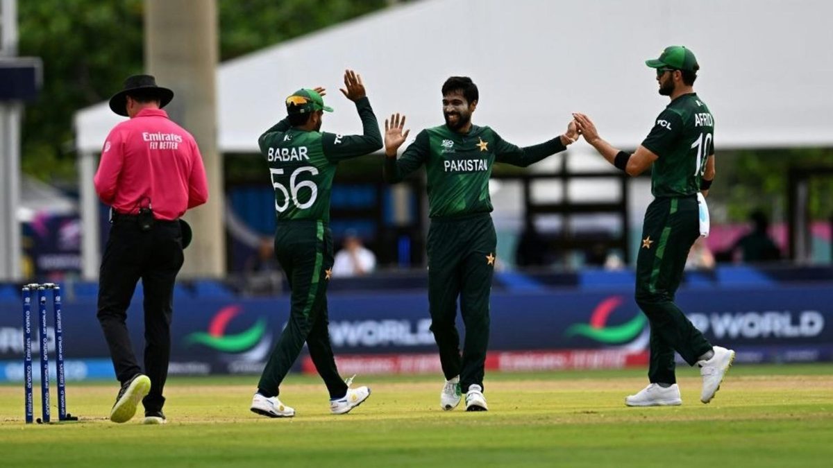 Pakistan's cricket team celebrate a wicket