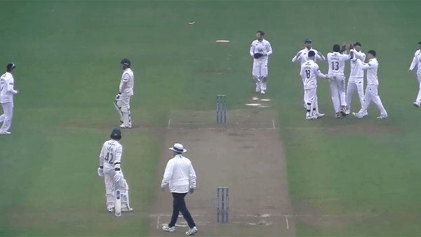 watch-australia-batsman-declines-to-walk-in-county-championship-despite-slip-claiming-catch-has-carried.Click to read full article.