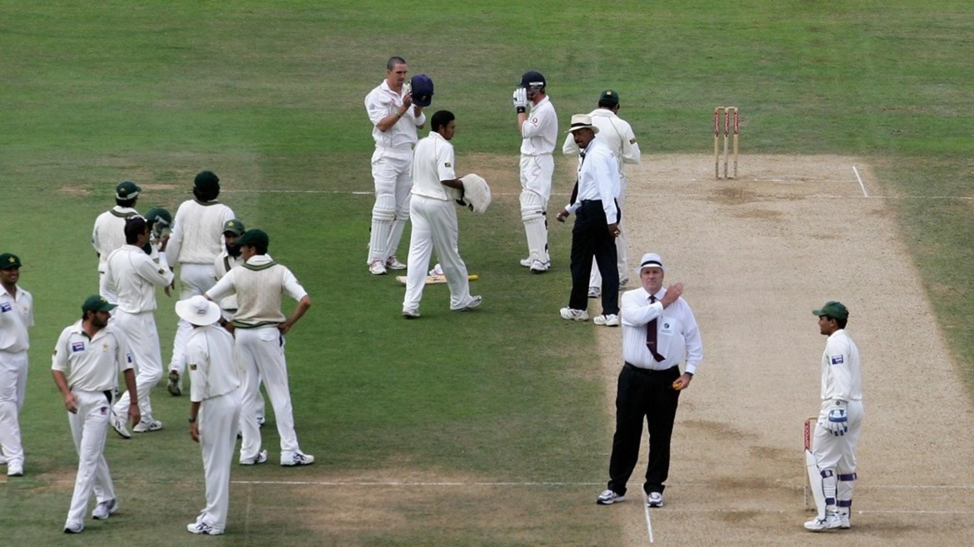 Dari Meninggalkan Menunggang Kuda Hingga Melempar Dengan Sengaja: Lima Protes Di Lapangan Yang Tidak Biasa Oleh Para Pemain Kriket
