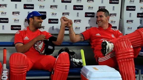 sangakkara-pietersen-poke-fun-at-fat-bopara-on-twitter.Click to read full article.