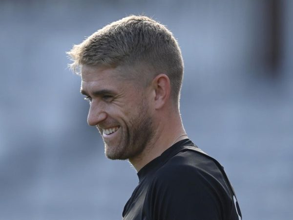 england-fast-bowler-olly-stone-to-leave-pakistan-tour-for-his-wedding.Click to read full article.