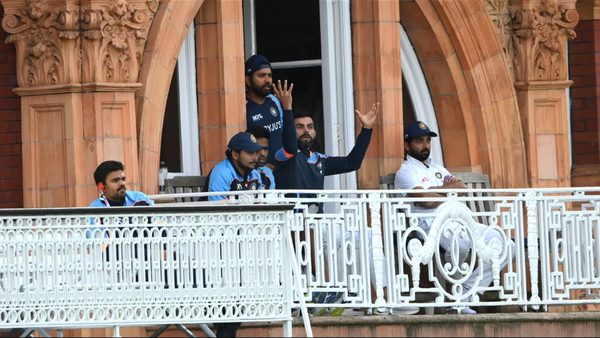 after-virat-kohlis-protestations-bad-light-controversially-ends-fourth-days-play.Click to read full article.