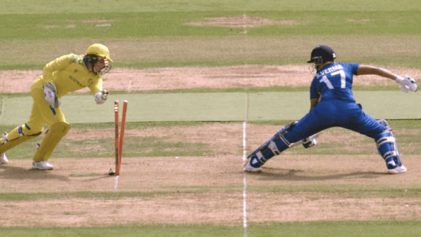 alyssa-healy-removes-bails-with-wrong-glove-in-bizarre-missed-stumping.Click to read full article.